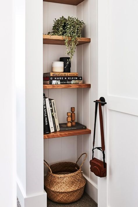 Built-in shelving by the front door adds character to the entryway not to mention some bonus storage! Small Entryway Ideas, Decoration Hall, Small Entryways, Door Entryway, Interior Decorating Styles, Dekorasi Kamar Tidur, Entryway Storage, Small Entryway, Entryway Ideas