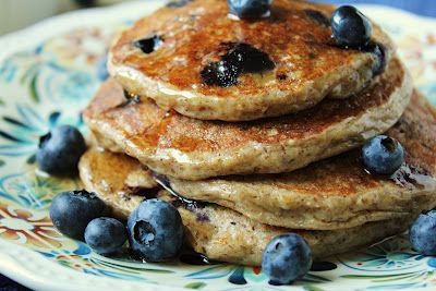 Oatmeal Cottage Cheese Pancakes.  3 whole eggs, 1 cup cottage cheese, 3/4 cup oats, 1 tsp cinnamon,  1 tsp vanilla, 1/2 tsp baking powder, 1/4 tsp salt.  Blend all ingredients in blender and cook on griddle as you would cook any pancake...makes 8.  Original recipe calls for flax meal and blueberries. Oatmeal Cottage Cheese, Oatmeal Cottage Cheese Pancakes, Blueberry Oatmeal Pancakes, Oatmeal Protein Pancakes, Pancakes With Blueberries, Oatmeal Pancakes Recipe, Queso Cottage, Cottage Cheese Pancakes, Cheese Pancakes