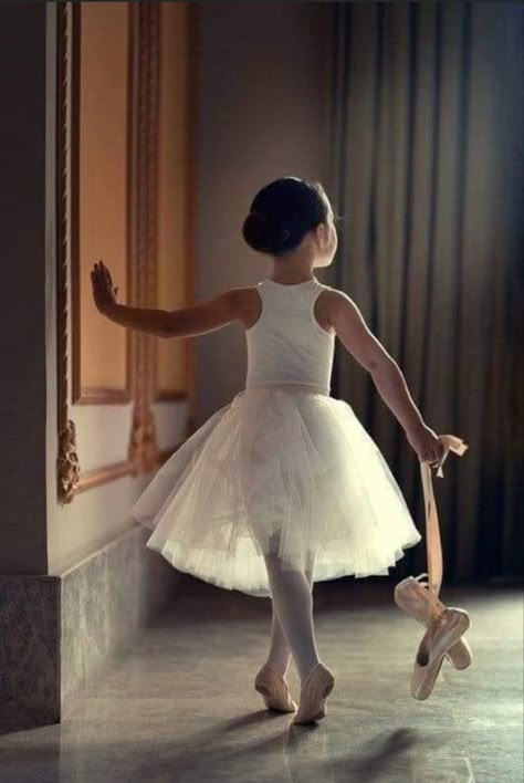 Ballerina Photography, Ballerina Poses, Ballerina Kids, Toddler Ballet, Dance Picture Poses, Dancer Photography, Kids Ballet, Ballet Pictures, Dance Pics