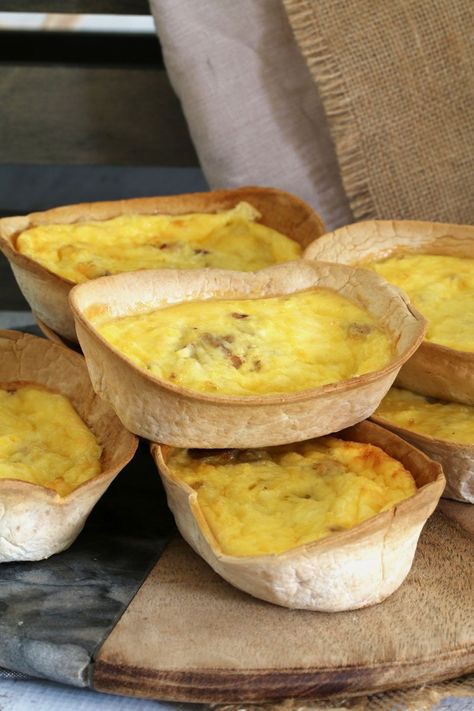 Super Easy Cheesy Egg and Bacon Tortilla Shell Quiches    This might just be my very favourite cooking hack!!! Super simple Cheesy Egg & Bacon Quiches... made in tortilla shells! Perfect lunchbox snacks ready in just 20 minutes!!Super Easy Cheesy Egg and Bacon Tortilla Shell Quiches    #egg #bacon #quiches #cookinghack #bakinghack #lunchbox #video #recipe #tortillashell Tortilla Boats Recipes, Manly Lunches, Bacon Tortilla, Creamy Quiche, Quiche Filling, Egg Boats Recipe, Egg And Bacon Pie, Egg Boats, Taco Boats