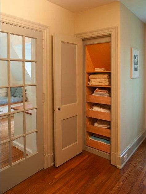 Pull out drawers in the linen closet. Great idea, no more messing up the place ;) Linen Closet Under Stairs, Square Closet, Linen Closet Design, Closet Conversion, Traditional Closet, Ideas Armario, Narrow Closet, Deep Closet, Closet Idea