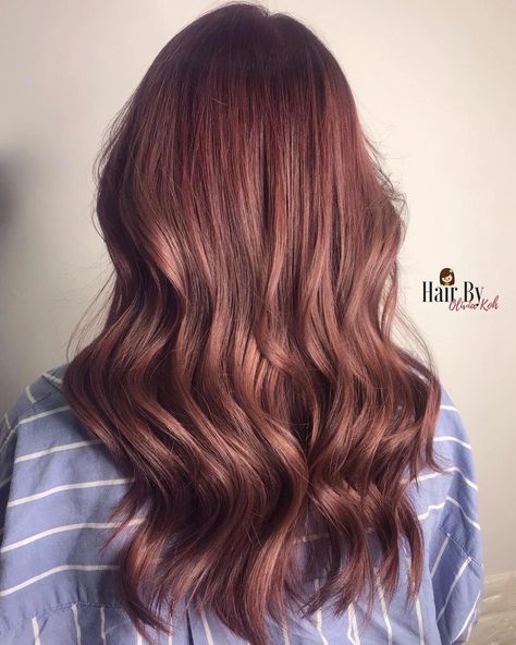 Stylists and colorists on Instagram are sharing photos of what they're calling strawberry brunette or strawberry brown hair, the brunette counterpart to strawberry blonde hair that serves as a way to add reddish-pink highlights to brown hair. #brownhair #lightbrownhair Highlights To Brown Hair, Red To Brown Hair, Strawberry Brunette, Strawberry Brown Hair, Blond Rose, Underlights Hair, Rambut Brunette, Reddish Brown Hair, Brown Ombre Hair