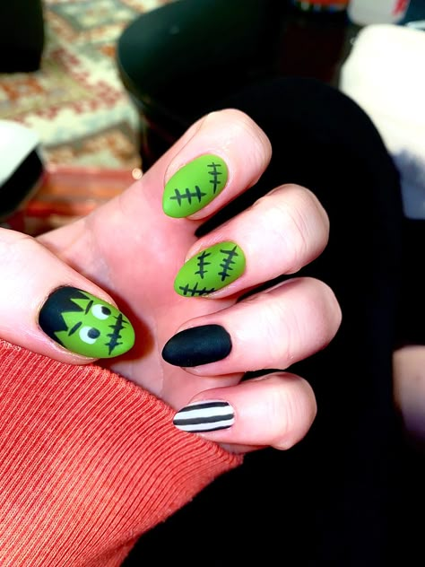 Frankenstein Toenails, Monster Nails Halloween, Short Green Halloween Nails, Frankenstein Nail Designs, Frankinstine Nails, Frankenstein Nails Acrylic, Green Nails Halloween, Black And Green Halloween Nails, Green And Black Halloween Nails