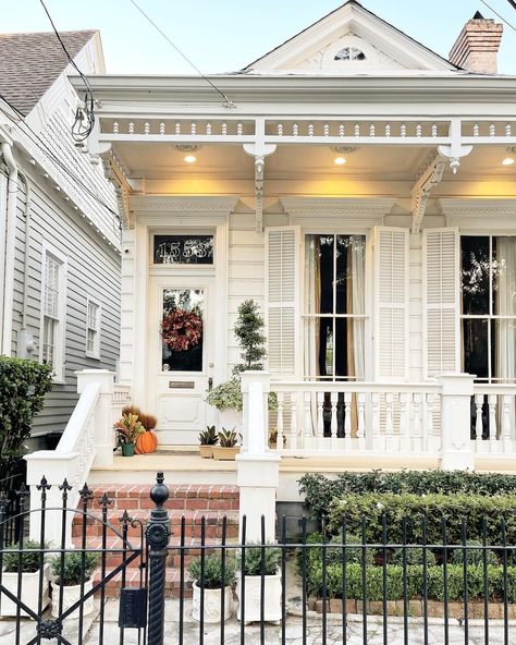 New Orleans Architecture Creole Cottage, New Orleans Home Exterior, Historic Homes Exterior, Restoring Galveston, New Orleans House Exterior, White Cottage Exterior, Nola Architecture, Parisian Style Apartment, New Orleans Style Homes