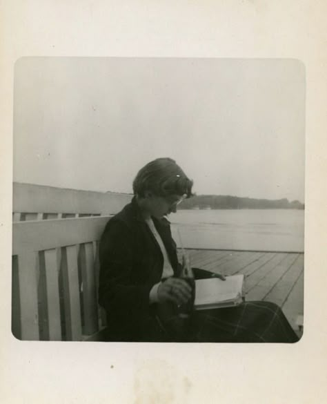 Paradis Sombre, Polaroid Photography, Images Vintage, Beach Reading, The Secret History, Reading A Book, Reading Book, 인물 사진, White Photo