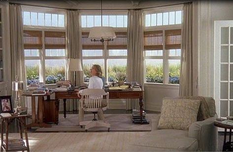 Something's Gotta Give House, Nancy Meyers Movies, House In The Hamptons, Hamptons Beach House, Styl Hampton, Nancy Meyers, Bedroom Desk, Hamptons House, Trendy Bedroom