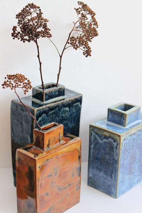 Square Ceramic Vase, Square Pottery Ideas, Handbuild Ceramic Vase, Ceramic Vase Handbuilt, Slab Vase Ceramics, Hand Built Pottery Vase, Slab Vase Ideas, Hand Built Ceramic Vase, Slab Built Vase