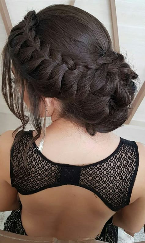 Navratri Hairstyles Bun, Bridal Reception Hairstyle, Bridal Bun Hairstyle, Low Pony Hairstyles, Hairstyles Juda, Cute Wedding Hairstyles, Hairstyles For Gowns, Wedding Hair Up, Easy Hairdos