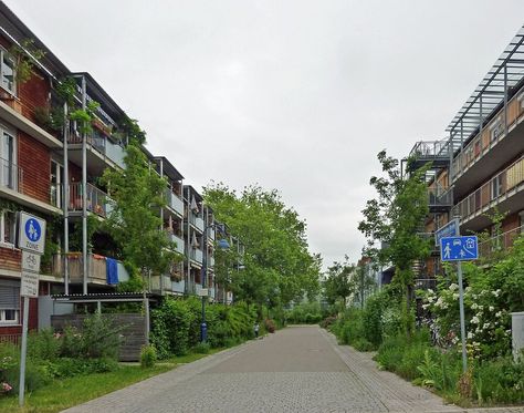 This Neighborhood in Germany Shows Us Why American Planned Communities are So Abysmal — Strong Towns Shared Street, Urban Planning Design, Green Transportation, Urban Sprawl, Urban Heat Island, New Urbanism, Master Planning, Cities Skylines, City Planner