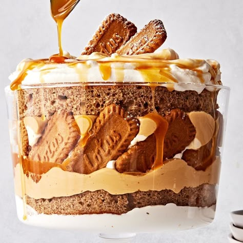 Biscoff Trifle, Bowl Desserts, Trifle Bowl Recipes, Festive Holiday Desserts, Trifle Dessert Recipes, Biscoff Recipes, Trifle Recipes, Biscoff Cookie Butter, Holiday Desserts Table