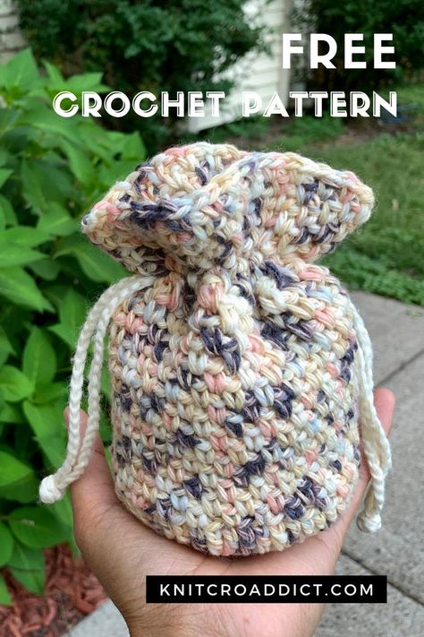 Free crochet mini drawstring pouch pattern and video tutorial. This pouch is super cute and easy to make, and it doesn't take much time. It's perfect little gift idea for the holidays. Crochet Gift Pouch, Fun Fast Crochet Projects, Crochet Cotton Bag Free Pattern, Cute Crochet Gifts Ideas, Crochet Gift Bag Pattern Free, Crochet Gift Pouch Free Pattern, Crochet Drawstring Purse Pattern Free, Crocheted Drawstring Bag Pattern Free, Small Crochet Gifts For Women