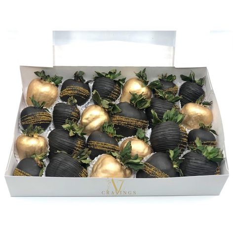 Black Strawberries Chocolate Covered, Black And Gold Chocolate Strawberries, Black And Gold Strawberries, Desert Boxes, Black Strawberries, Boyfriends 21st Birthday, Covered Strawberries Bouquet, Strawberries Bouquet, Strawberry Recipe