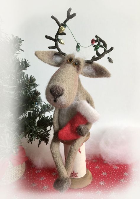 Felted Reindeer, Reindeer Diy, Needle Felted Ornaments, Christmas Art Projects, Needle Felted Christmas, South East England, Felt Books, Felt Christmas Decorations, Needle Felting Kits