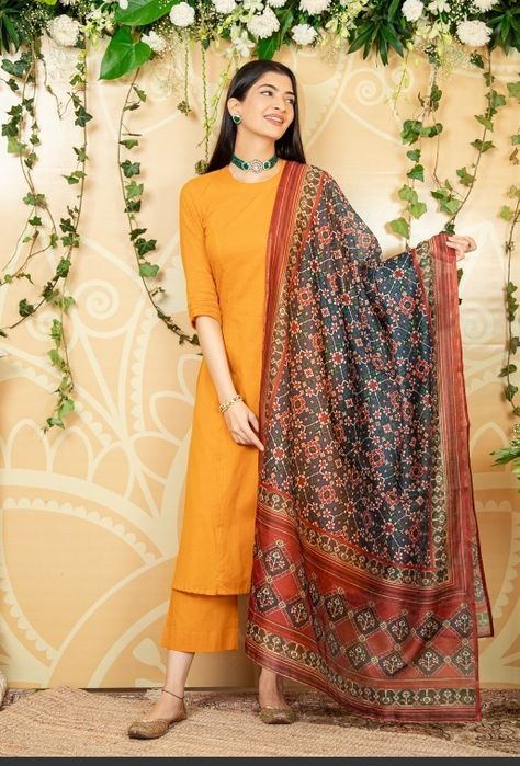 With stylish dupatta Plain Dress With Printed Dupatta, Plain Kurta With Heavy Dupatta, Plain Suit With Printed Dupatta, Kalamkari Suit, Multi Colour Dress, Stylish Dupatta, Plain Kurti, Plain Suit, Cotton Tops Designs