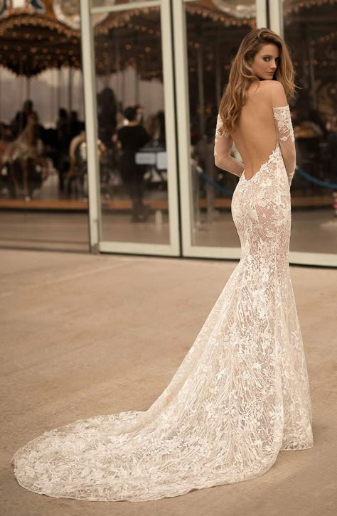 Wedding Dresses Mermaid Long Train, Wedding Dress Royal, Lace And Tulle Wedding Dress, Long Sleeve Wedding Dress Backless, Wedding Dress Fishtail, Fitted Lace Wedding Dress, Chic Prom Dresses, Wedding Dress Low Back, Wedding Dress Ball Gown