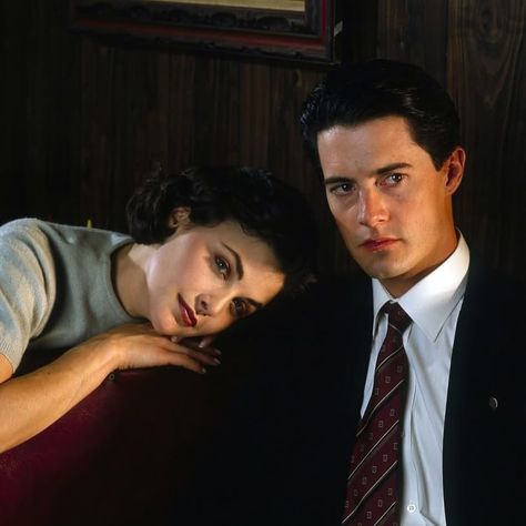 kyle maclachlan and sherilyn fenn posing for twin peaks promotional photos, 1990 #sherilynfenn #kylemachlachlan #davidlynch #twinpeaks #twinpeaksshow #twinpeaks1990 #davidlynchworld #audreyhorne #agentcooper Twin Peaks Tv, Moira Kelly, Twin Peaks 1990, Agent Dale Cooper, Agent Cooper, Twin Peaks Fire, Audrey Horne, Sherilyn Fenn, Dale Cooper