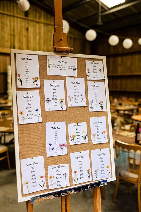 Table Indicators Wedding, Cork Board Wedding Ideas, Cork Board Wedding Seating Chart, Wedding Cork Board, Diy Wedding Table Plan, Diy Table Plan, Cork Board Wedding, Table Chart Wedding, Outdoorsy Decor