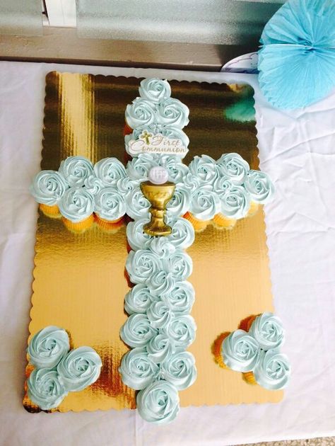 Cross Cupcake Cake First Communion, First Communion Cupcake Cake, Cross Cakes First Communion, Confirmation Cupcakes, First Communion Cupcakes, Communion Cupcakes, Baby Dedication Cake, Boy Communion Cake, Cupcake Cross