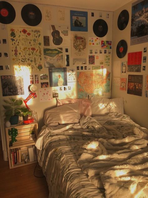 Indie Cozy Bedroom, Colorful Aesthetic Bedroom Ideas, Flower Pillow On Bed, Indie Bedroom Ideas Grunge, Room Inspo Records, Retro Boho Room Ideas, Room Makeover Inspiration Simple, Soft Grunge Room Decor, Cozy Indie Bedroom