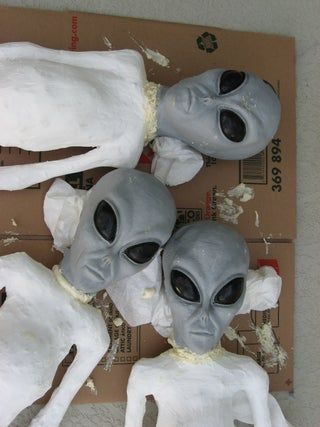 Halloween Yard Displays, Halloween Maze, Alien Party, Alien Halloween, Halloween Props Diy, Arte Alien, The Aliens, Halloween Tattoo, Spooky Halloween Decorations