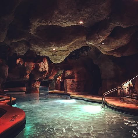 Hyatt Regency Hotel Pool In Florida Is Like A Magical Mermaid Grotto With Rocky Waterfalls - Narcity Gothic Pool, Grotto Pool, Cave Pool, Amazing Pools, Indoor Pools, Indoor Swimming Pool, Dream Pools, Hotel Pool, Beautiful Pools