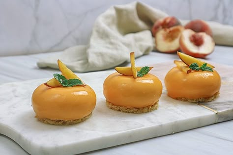 Peach Mousse Cake, Peach Entremet, Peach Mousse, Mascarpone Dessert, Asian Side Dishes, Happy Cake, Peach Desserts, Cosmetica Natural, Mousse Recipes