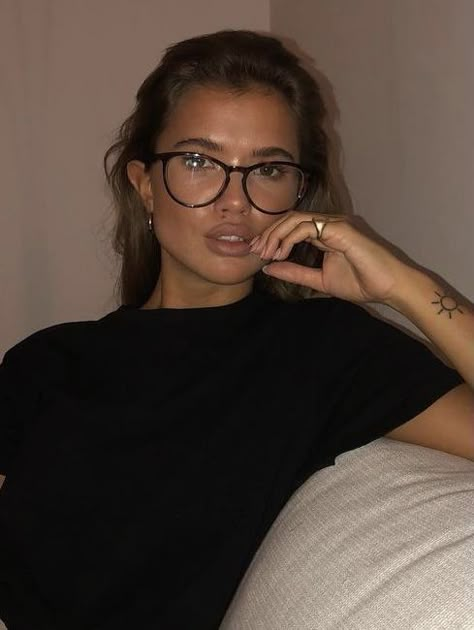 𝐁 𝐈 𝐎 𝐏 𝐇 𝐈 𝐋 𝐈 𝐀 - Hair & Beauty Best Lip Color, Makeup With Glasses, Glasses Outfit, Classy Glasses, Glasses Ideas, Glasses Inspiration, Chic Glasses, Glasses Trends, Womens Glasses Frames