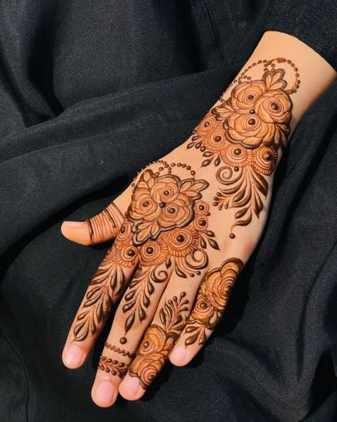 Simple Aesthetic Mehndi, Simple Aesthetic Mehndi Designs, Hairstyles Mehndi, Hand Mehndi Designs Back, Aesthetic Mehndi Designs, Mehndi Designs Back Hand, Mehndi Designs Back, Front Hand Mehndi Designs, Aesthetic Mehndi