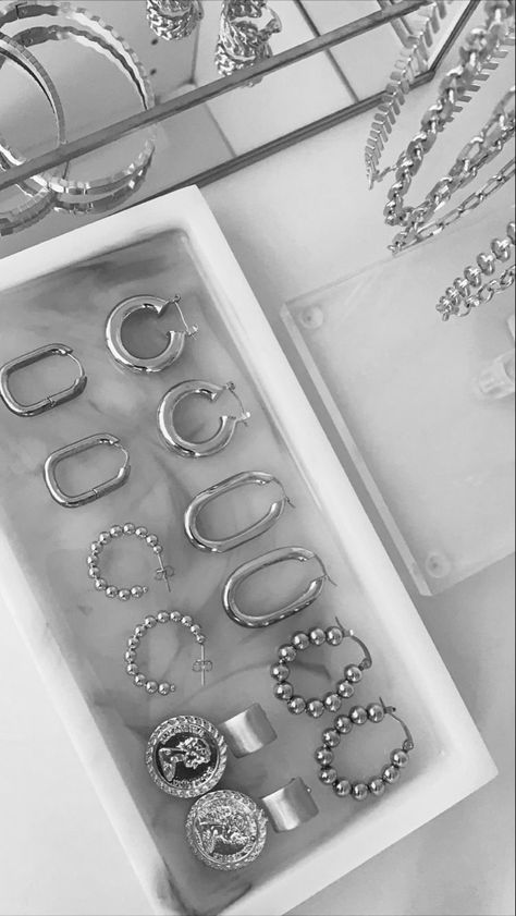 Silver Jewlery, Preppy Jewelry, Basic Jewelry, Dope Jewelry, Silver Jewels, Classy Jewelry, Jewelry Essentials, Stacked Jewelry, Jewelry Lookbook