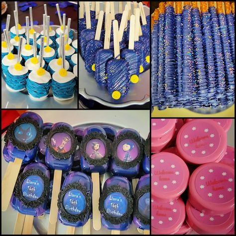 Coraline themed cakecicles, oreos, pretzels and marshmallow pops. Coraline Treats Ideas, Coraline Table Decor, Coraline Inspired Snacks, Coraline Baby Shower Theme, Caroline Theme Party, Coraline Cake Pops, Coraline Party Food, Coraline Themed Snacks, Coraline Treats