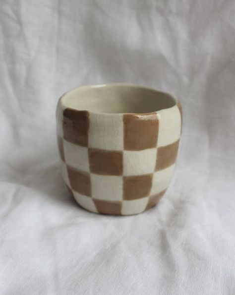 Pottery Painting Ideas Checkered, Checkered Ceramic Mug, Cool Pottery Designs, Pinch Pot Cups, Checkered Ceramics, Checkered Pottery, Unique Pottery Ideas Creative, Glaze Designs, Coffee Smell