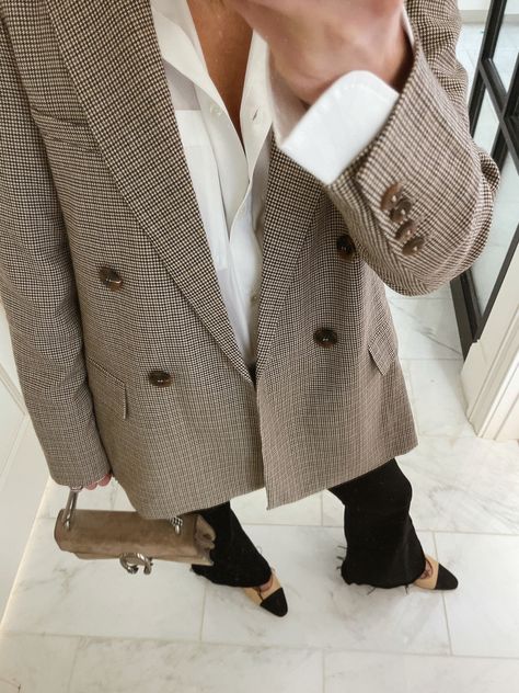 An easy way to dress up an oversized blazer for fall. I'm wearing a size small here. @saks #cellajaneblog #outfitidea #workwear #workoutfit #businesscasual Over Size Blazer Outfits, Checkered Blazer Outfit, Houndstooth Blazer Outfit, Oversized Blazer Outfit, Becky Hillyard, Leather Leggings Outfit, Checkered Blazer, Cella Jane, Casual Outfits For Moms