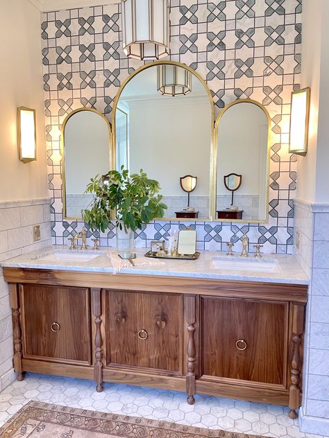 Joanna Gaines Latest Fixer Upper House: The Castle 2/2 - CuterTudor Joanna Gaines Bathroom, Fixer Upper House, Chip And Jo, Chip And Joanna Gaines, House Fan, Christmas Bedroom, Magnolia Homes, Bathroom Renos, Counter Tops