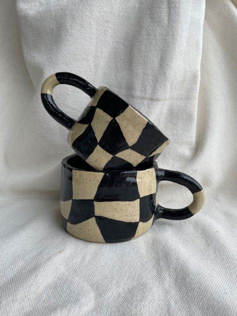 Cool Mugs Ceramic, Minimal Pottery Design, Pottery Mugs Designs, Pottery Painting Ideas Checkered, Pottery Painting Checkered, Checkered Pottery Painting, Checkered Ceramics, Ceramic Mug Glaze Ideas, Black And White Ceramics