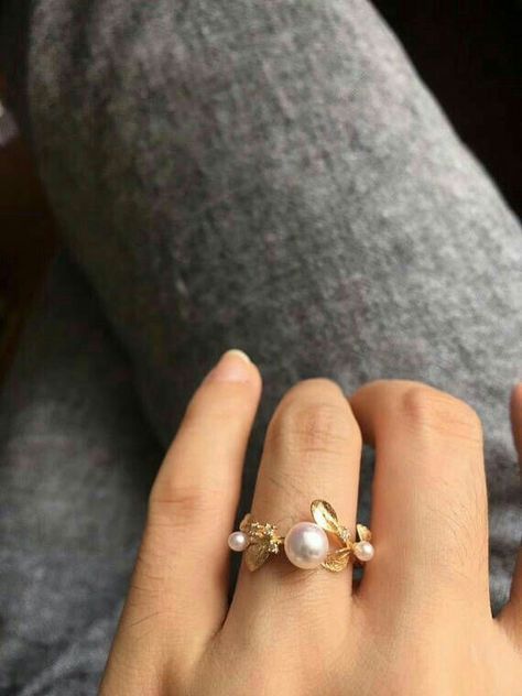 Mystical Accessories, Pearl Engagement Ring Vintage, Pearl Ring Design, Pearl Wedding Ring, Pearl Engagement Ring, Future Engagement Rings, Pearl Accessories, Dream Engagement Rings, Fancy Jewelry