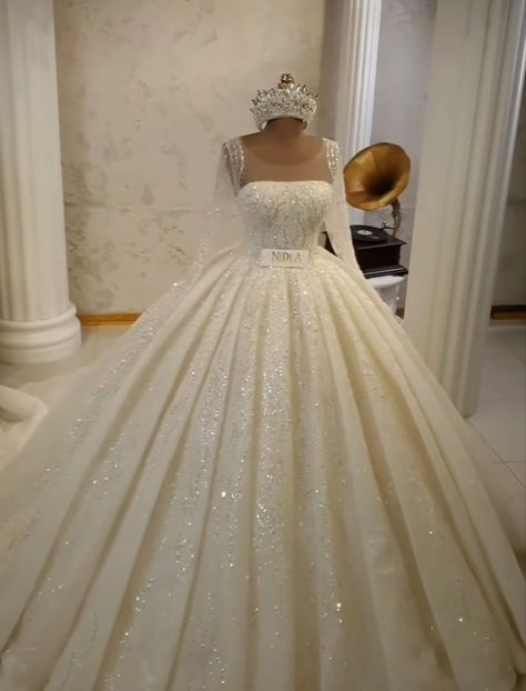 Dream Wedding Gown Princesses, Stunning Wedding Dresses Princesses, Bride Dress Aesthetic, Princess Ballgown Wedding Dresses, Wedding Dress Big, Queen Wedding Dress, Vintage Wedding Gown, Wedding Dress Princess, Wedding Dress Types