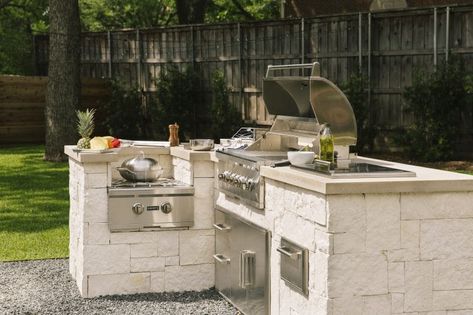 Small Outdoor Kitchens, Outdoor Kitchen Plans, Backyard Kitchen, Outdoor Kitchen Patio, Built In Grill, Inspire Me Home Decor, Bbq Area, Summer Kitchen, Bbq Accessories