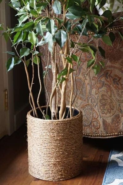 upcycled planter trash can with rope Designer Plant Pots, Plant Pots From Recycled Materials, Big Planter Painting Ideas, Diy Cover Pots For Plants, Flower Pot Indoor Ideas, Diy Indoor Flower Pots, Plant Pot Upcycle Ideas, Plant Pot Alternatives, Diy Plastic Planter Makeover