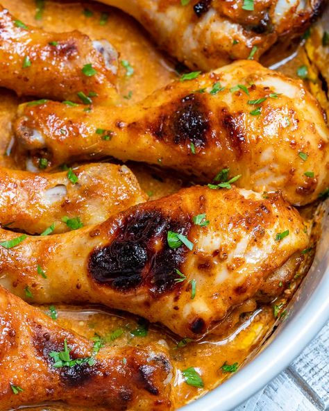 These Honey Mustard Baked Chicken Drumsticks are AMAZING! Baked Chicken Drumsticks, Chicken Leg Recipes, Chicken Drumstick Recipes, Drumstick Recipes, Honey Mustard Chicken, Mustard Chicken, Clean Food Crush, Chicken Breast Recipes Healthy, Food Crush