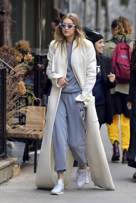 Image Sweatpants Look, How To Wear Sweatpants, Gigi Hadid Hot, Gigi Hadid Street Style, Hot Pink Pants, Denim On Denim Looks, Sweatpants Outfits, Gigi Hadid Outfits, Gigi Hadid Style