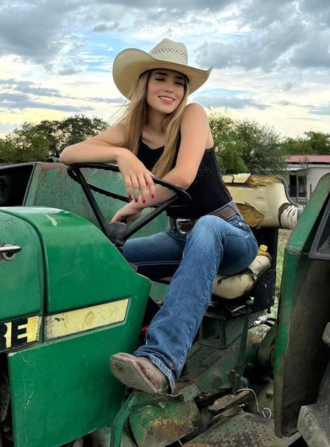 Farm Life Aesthetic Outfits, Farmer Photoshoot, Vaqueras Aesthetic, Redhead Cowgirl, Ranchero Outfits Women, Cowboy Poses, Woman Hunting, Farm Girl Outfits, Ranch Girl