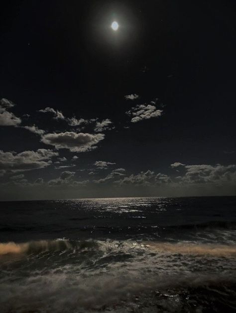 Dark Beach, Ocean At Night, Beach At Night, Beach Night, Dark Paradise, Night Scenery, Look At The Sky, Pretty Landscapes, Dark Skies