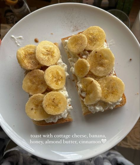 Cottage Cheese Aesthetic, Cottage Cheese Meals, Breakfast Ideas High Protein, Cottage Cheese Banana, Aesthetic Recipes, Morning Routine Aesthetic, Cottage Cheese Breakfast, Banana Honey, Banana Toast