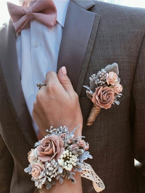 Prom Flowers Corsage, Seating Chart Wedding Diy, Prom Corsage And Boutonniere, Boutonnieres Prom, Corsage And Boutonniere Set, Prom Couples, Prom Corsage, Prom Photography, Wrist Flowers