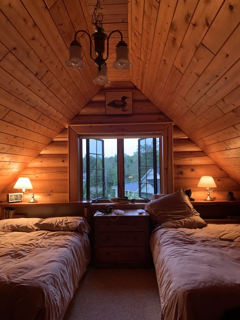 Log Cabin Inside, Camping Cabin Interior, Pretty Cabin Houses, Log Cabin Interior Ideas Bedroom, Log Cabin Loft Ideas Spaces, Cabin Core Bedroom, Beds In Loft Area, Log Cabin Guest Room, Cabin Home Bedroom