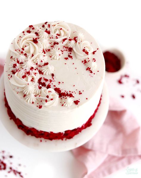 Red Velvet Cake Recipe - Sugar & Sparrow Red And Purple Birthday Cake, Fancy Red Velvet Cake, Red Velvet Birthday Cake Ideas For Women, Red Velvet Cake Decorating Ideas, Redvelvet Cake Design, Red Velvet Cake Decoration Ideas, Simple Red Velvet Cake, Armadillo Cake, Red Velvet Cake Decoration