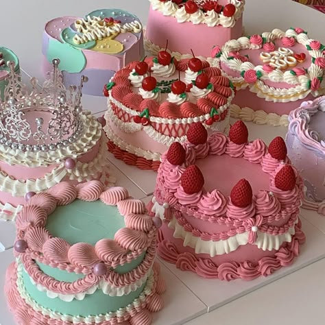 Tårta Design, Kue Macaroon, Bolo Vintage, Resipi Kek, Vintage Birthday Cakes, Pastel Cupcakes, Pastel Cakes, Vintage Cakes, Cakes And Pastries