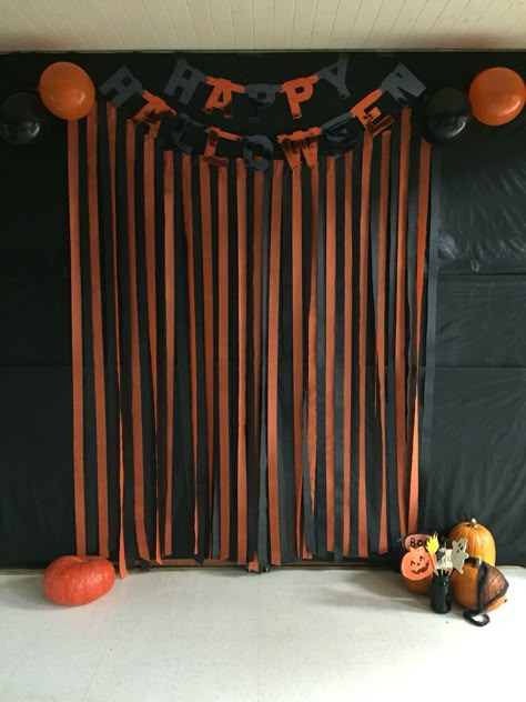 Halloween Party Ideas Adults Decor, Halloween Party Skeleton, Halloween Party Backdrop Photo Booths, Halloween Photo Booth Diy, Halloween Diy Photo Booth, Halloween Backdrop Party, Easy Halloween Backdrop Ideas, Halloween Party Photo Backdrop Diy, Halloween Selfie Wall