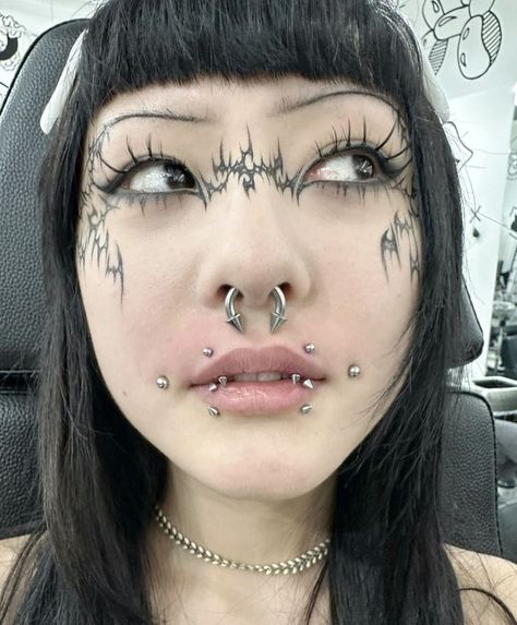 Body Modifications Piercings, Piercing Face Ideas, Heavily Pierced Face, Joker Piercing, Body Modification Aesthetic, Lots Of Piercings Face, Angel Fang Piercing, Angel Fangs And Snake Bites, Full Face Piercings