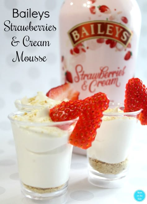 Boozy Dessert Recipe: Baileys Strawberries and Cream Mousse with just four ingredients is perfect for Valentine's Day Dessert! #baileys #boozy #boozydessert #dessert #mousse #strawberriesandcream Smores Dessert, Baileys Recipes, Valentines Idea, Alcoholic Desserts, Pudding Shots, Boozy Desserts, Dessert Simple, Shot Recipes, Jello Shots